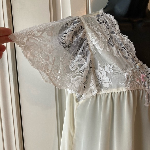 Vintage Eve Stillman Pale Yellow Lace and Nylon Nightgown - Picture 3 of 12